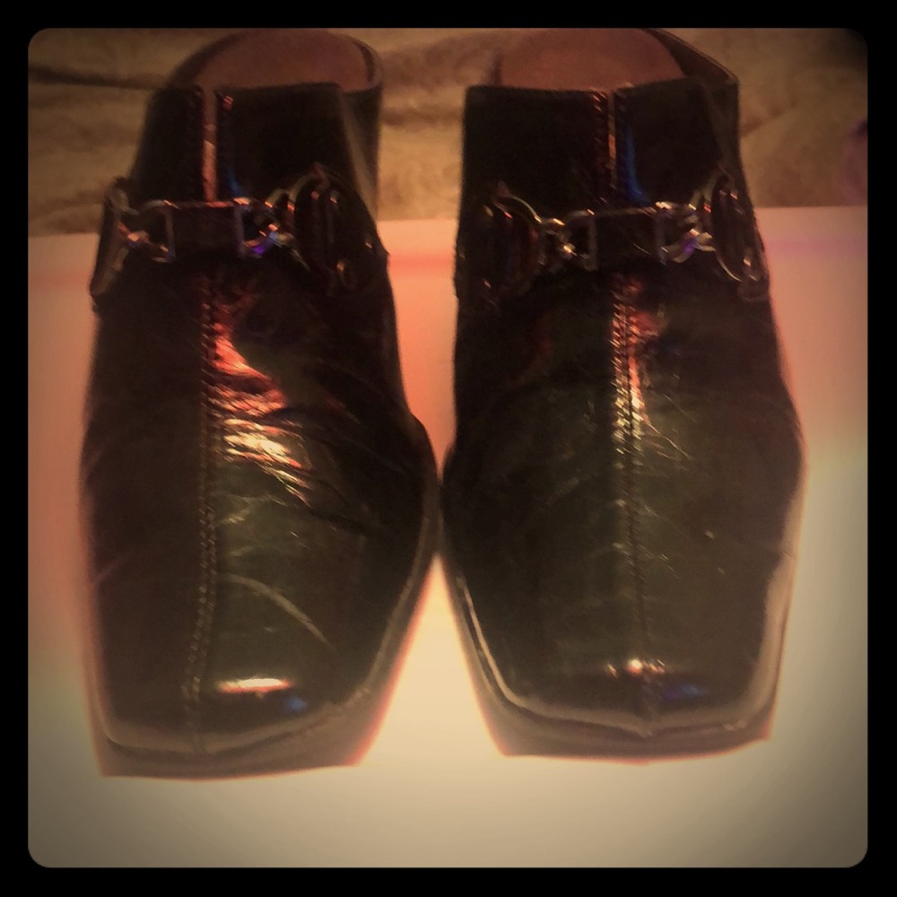 Black heeled clogs